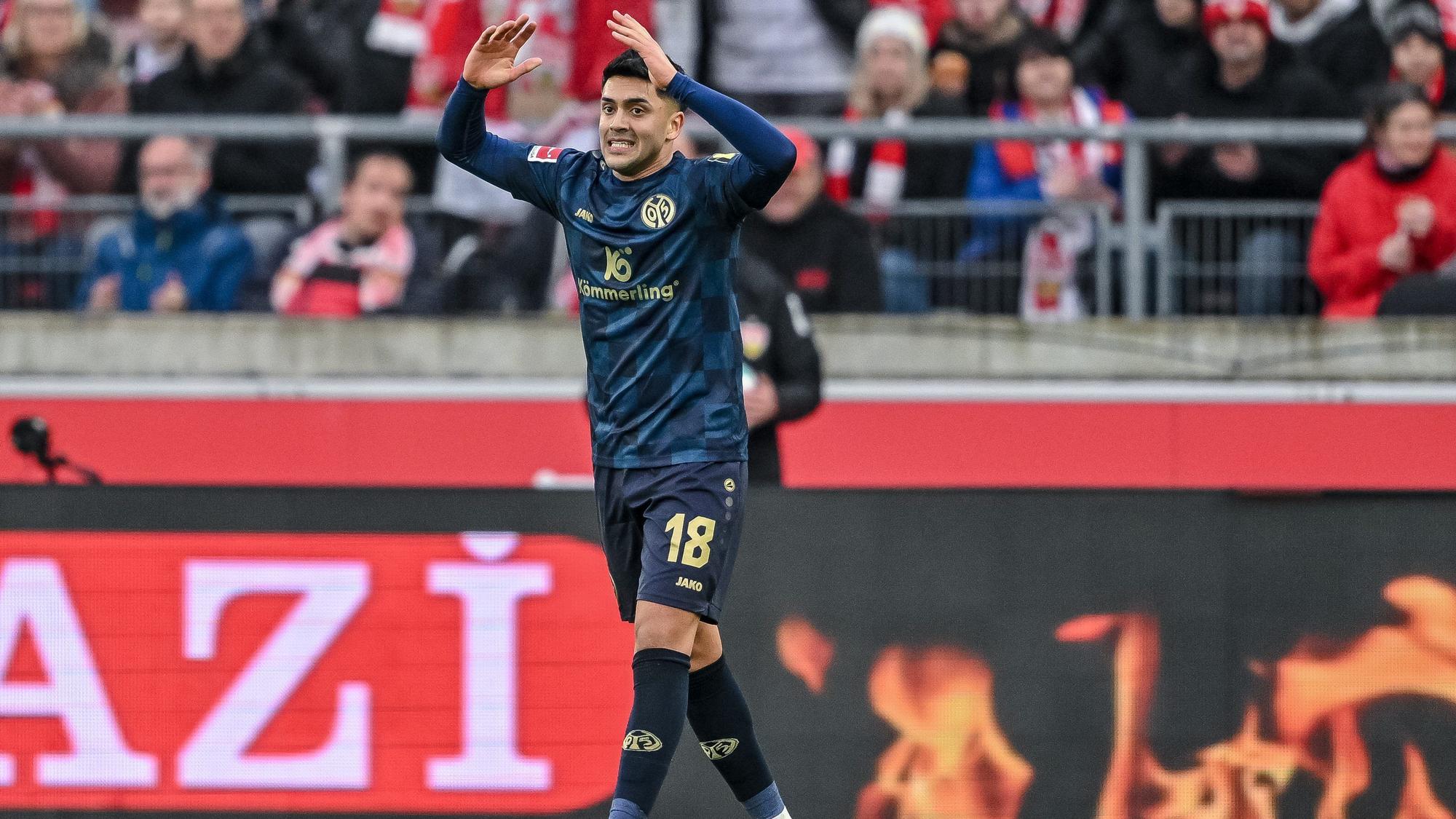 11.02.2024, Baden-Württemberg, Stuttgart: Fußball, Bundesliga, VfB Stuttgart - FSV Mainz 05, 21. Spieltag, MHPArena. Der Mainzer Nadiem Amiri reagiert im Spiel.