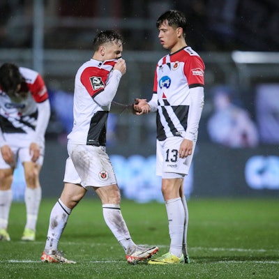 21.02.2024, Köln, Fußball, bwin 3. Liga Herren, Sportpark Höhenberg, 21. Spieltag, Saison 2023 2024, FC Viktoria Köln FC Viktoria Köln 1. FC Saarbrücken: Enttäuschte Gesichter nach der 2:5 Niederlage gegen Saarbrücken - Simon Handle Viktoria Köln neben Luca de Meester de Tilbourg Viktoria Köln. DFB regulations prohibit any use of photographs as image sequences and or quasi-video. Nordrhein-Westfalen Deutschland *** 21 02 2024, Köln, Fußball, bwin 3 Liga Herren, Sportpark Höhenberg, 21 Spieltag, Saison 2023 2024, FC Viktoria Köln FC Viktoria Köln 1 FC Saarbrücken Disappointed faces after the 2 5 defeat against Saarbrücken Simon Handle Viktoria Köln next to Luca de Meester de Tilbourg Viktoria Köln DFB regulations prohibit any use of photographs as image sequences and or quasi video Nordrhein Westfalen Germany