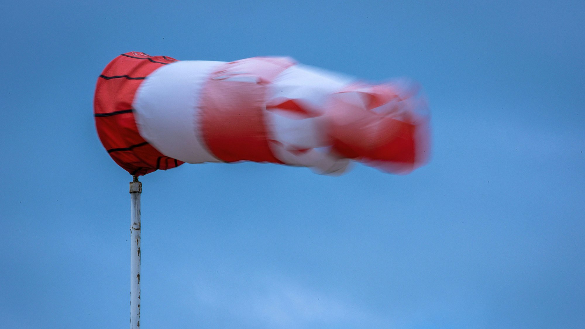 Eine Windsack weht im Wind.