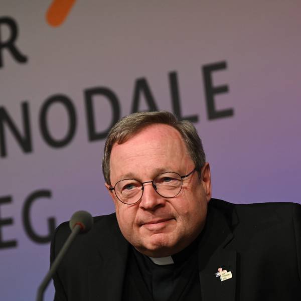 Georg Bätzing, Bischof von Limburg und Vorsitzender der Deutschen Bischofskonferenz, kommt vor Beginn der Synodalversammlung zu einer Pressekonferenz.
