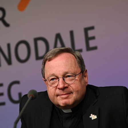Georg Bätzing, Bischof von Limburg und Vorsitzender der Deutschen Bischofskonferenz, kommt vor Beginn der Synodalversammlung zu einer Pressekonferenz.