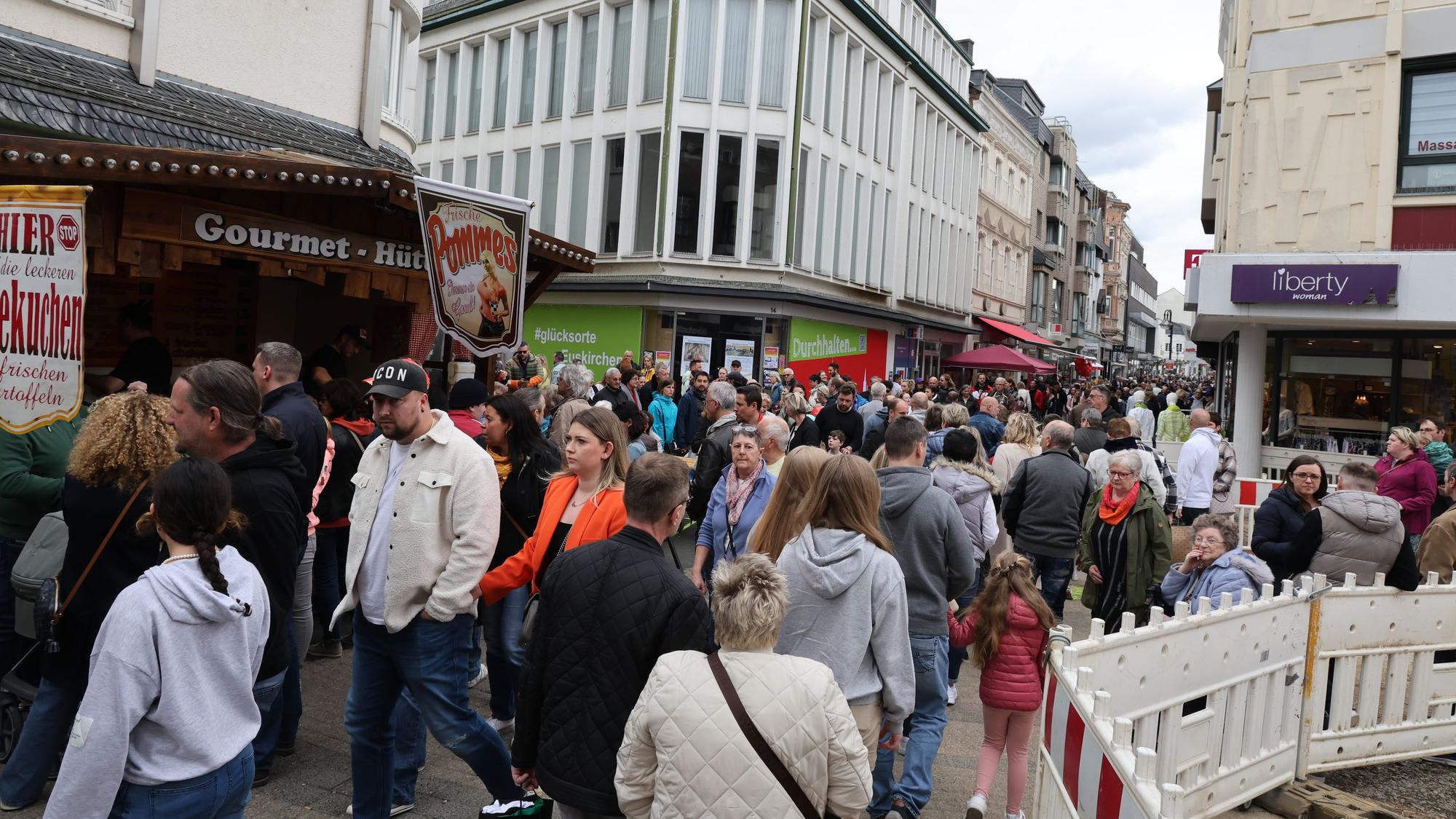 Die Euskirchener Neustraße ist voller Menschen, am Rand steht eine Imbissbude.