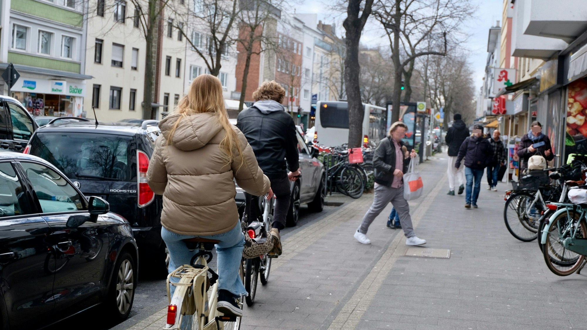 Zu sehen ist ein Geh- und Radweg an der Dürener Straße in Köln.