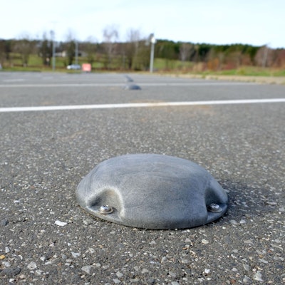Nahaufnahme eines Bodendetektors auf einem ansonsten fast leeren Parkplatz an der B477 bei Mechernich-Breitenbenden.