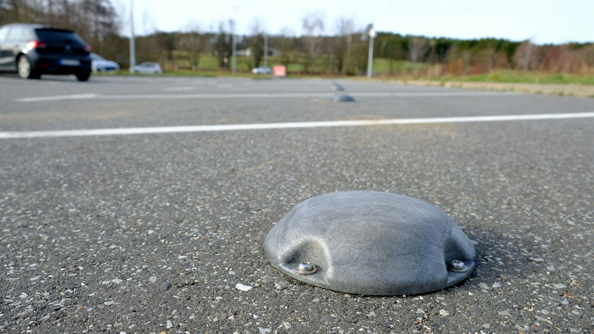 Nahaufnahme eines Bodendetektors auf einem ansonsten fast leeren Parkplatz an der B477 bei Mechernich-Breitenbenden.