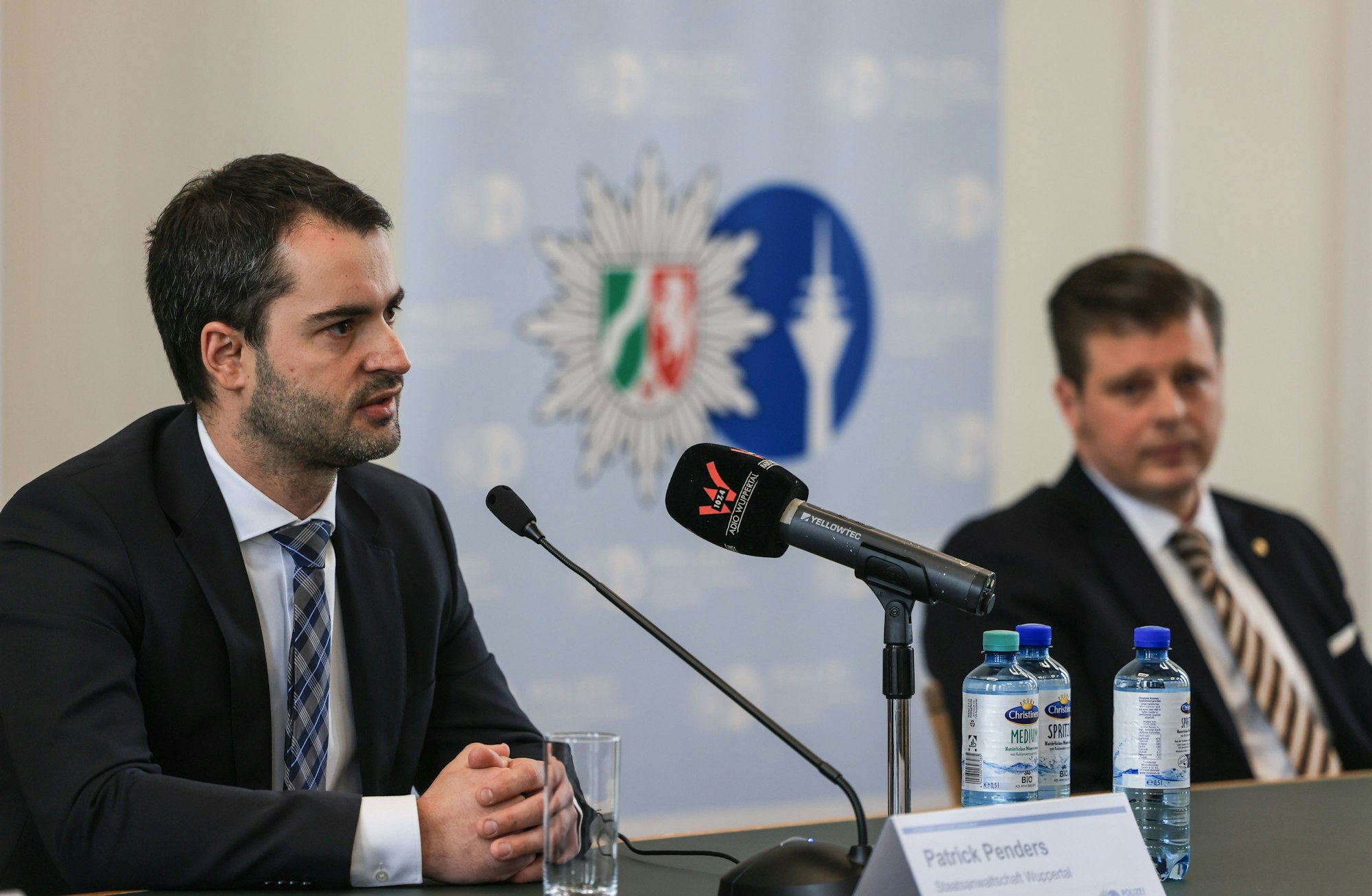 Wuppertal: Patrick Penders (l), Staatsanwalt in Wuppertal, berichtet neben dem Einsatzleiter der Polizei Colin Nierenz (r) über den Stand der Ermittlungen und den Einsatz.