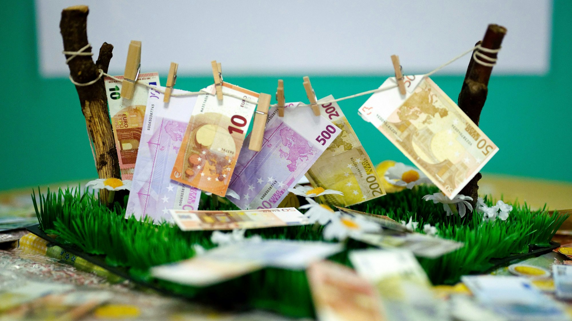 Ein Modell, bei dem gewaschene Geldscheine auf einer Leine hängen, steht bei einer Pressekonferenz zum Jahresbericht der Financial Intelligence Unit (FIU) auf einem Tisch.