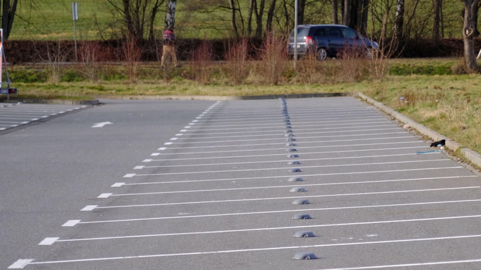 Der Mitfahrerparkplatz an der B477 zwischen Breitenbenden und Mechernich wird kaum genutzt, viele Parktaschen sind frei.