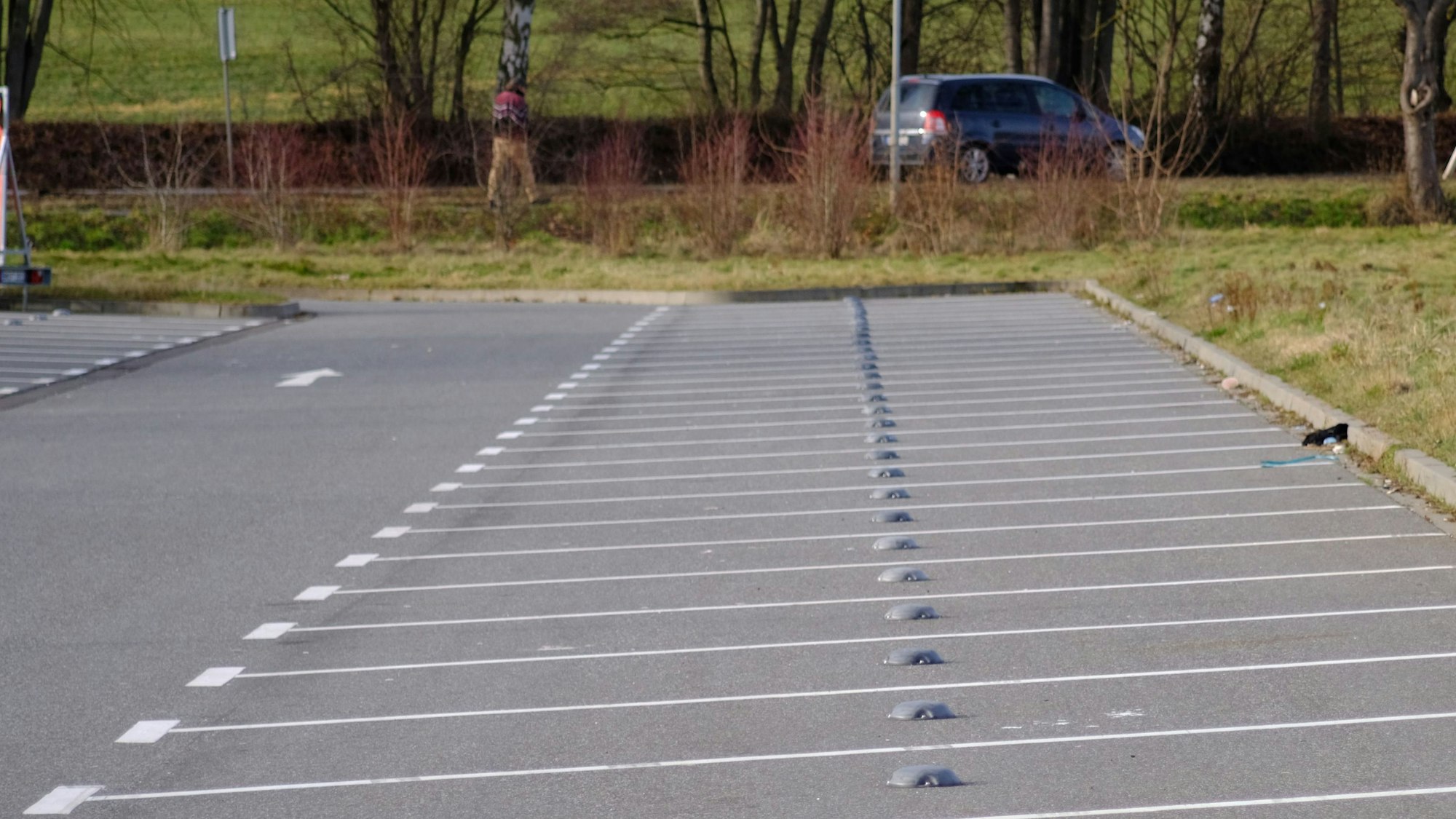Der Mitfahrerparkplatz an der B477 zwischen Breitenbenden und Mechernich wird kaum genutzt, viele Parktaschen sind frei.