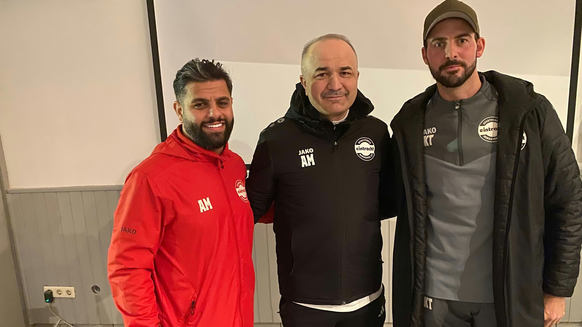 Amir Ali Mostowfi, Mutlu Demir und Kevin Theisen (v.l.) präsentieren sich der Fotografin.