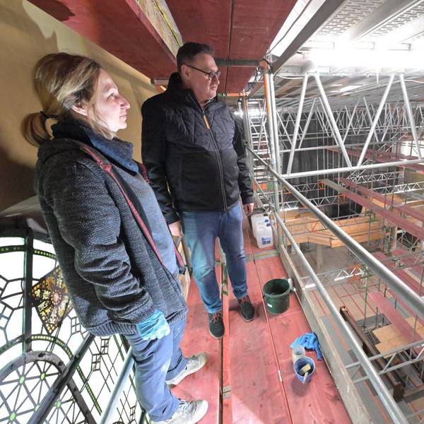 Vom Baugerüst unter der Kassettendecke schauen Pfarrer Norbert Hörter und Restauratorin Caroline Meier ins Kirchenschiff von S. Laurentius.