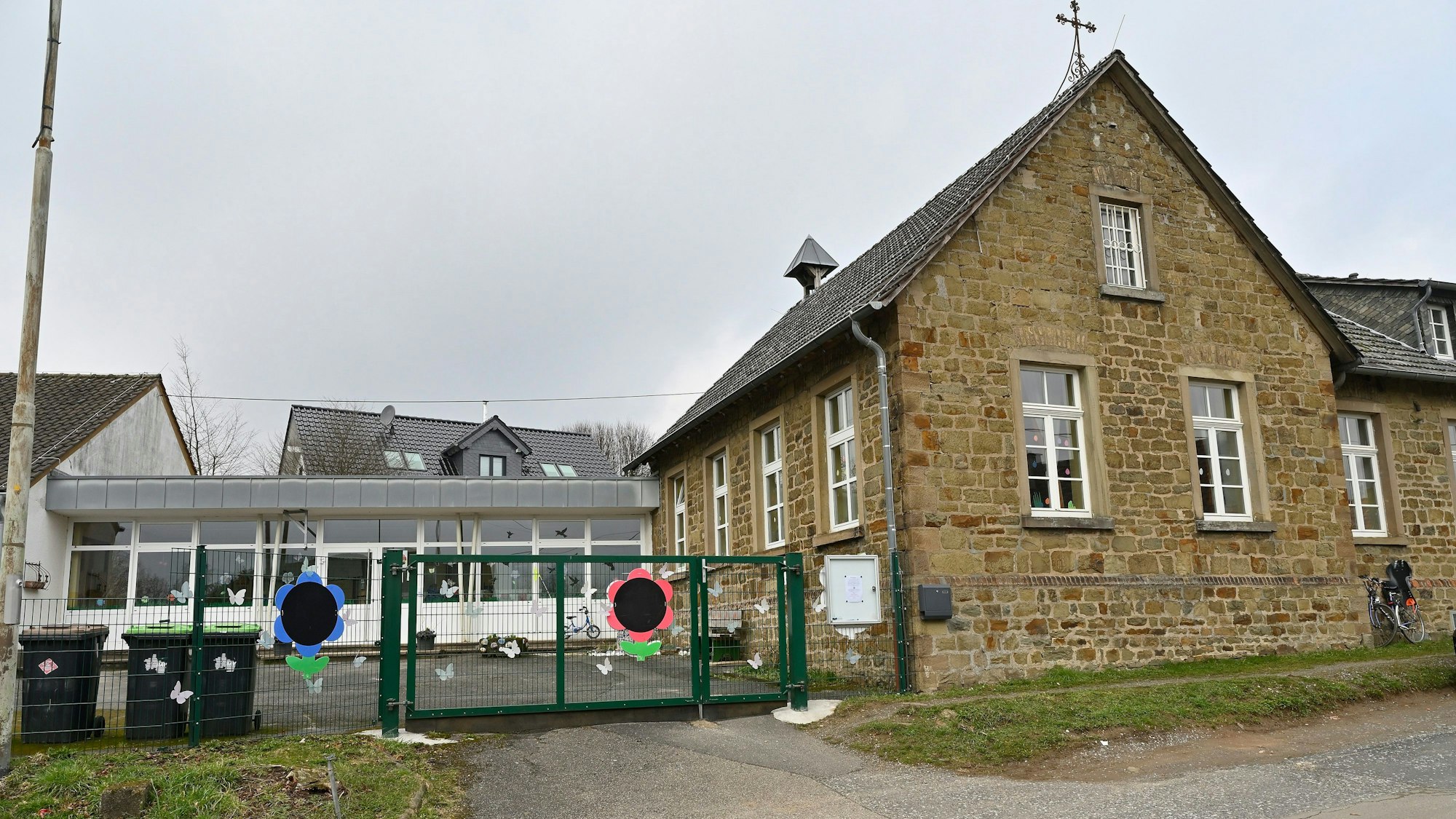 Der Kindergarten in Odenthal-Hüttchen mit Altbau und neuem Anbau.