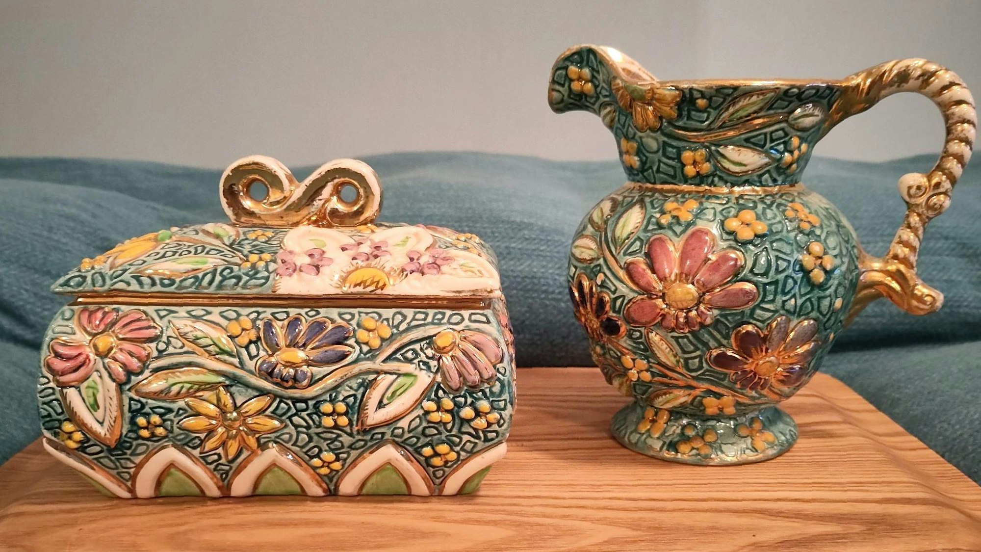 Gebrauchskeramik mit reichhaltiger, floraler Gestaltung.