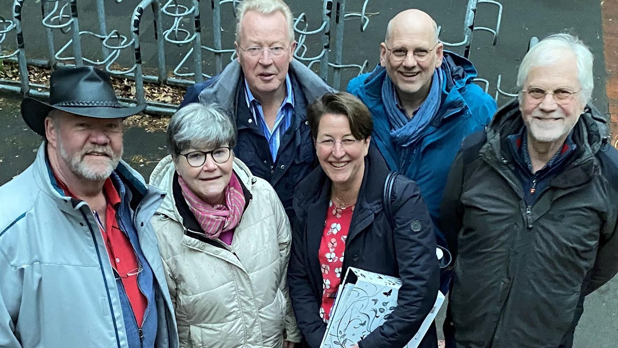 Zu sehen ist eine Gruppe von Anwohnern der Gartenstraße.