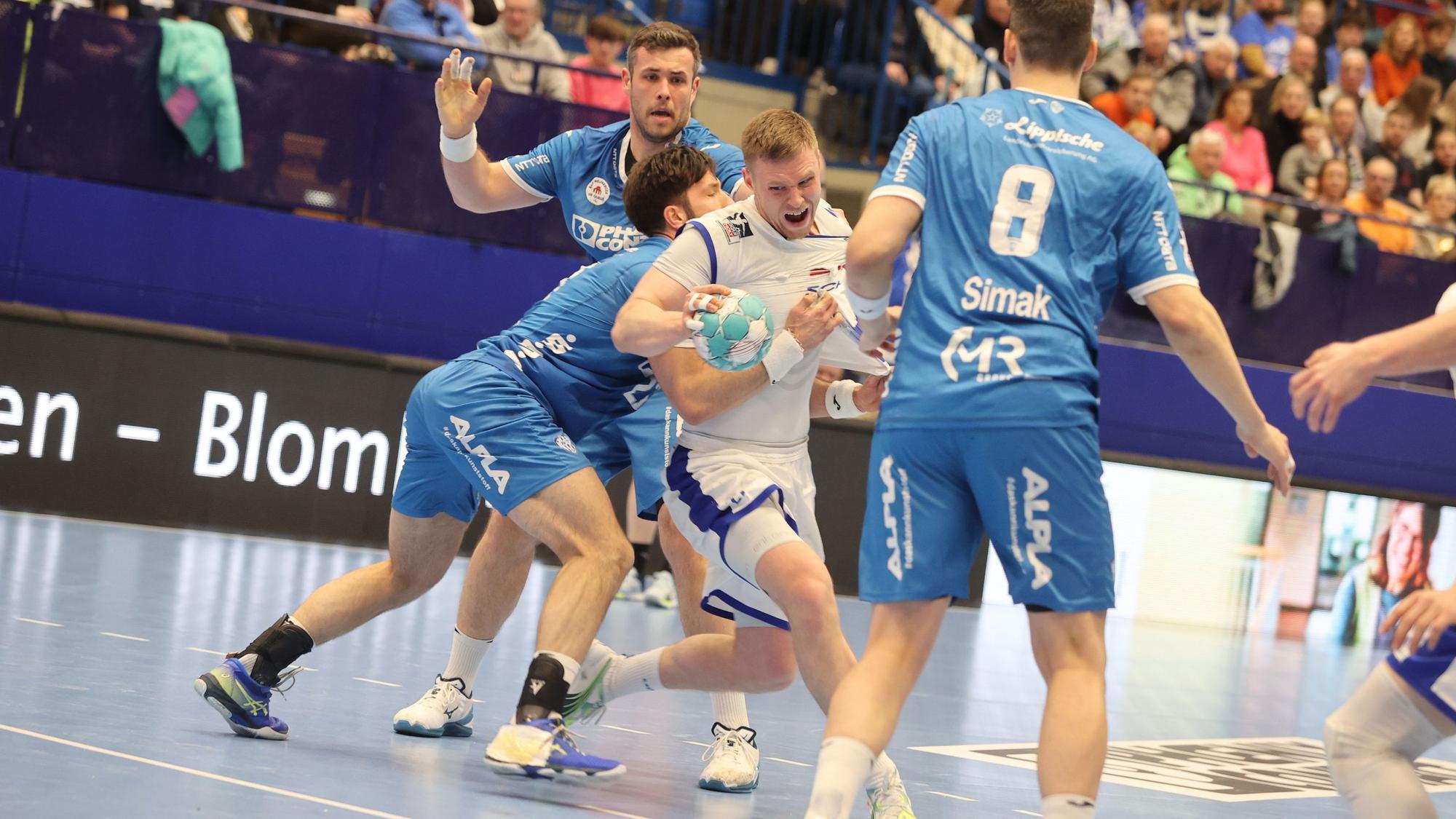Mit dem Ball der Hand kämpft sich Kristjan Horzen durch die Lemgoer Abwehr,