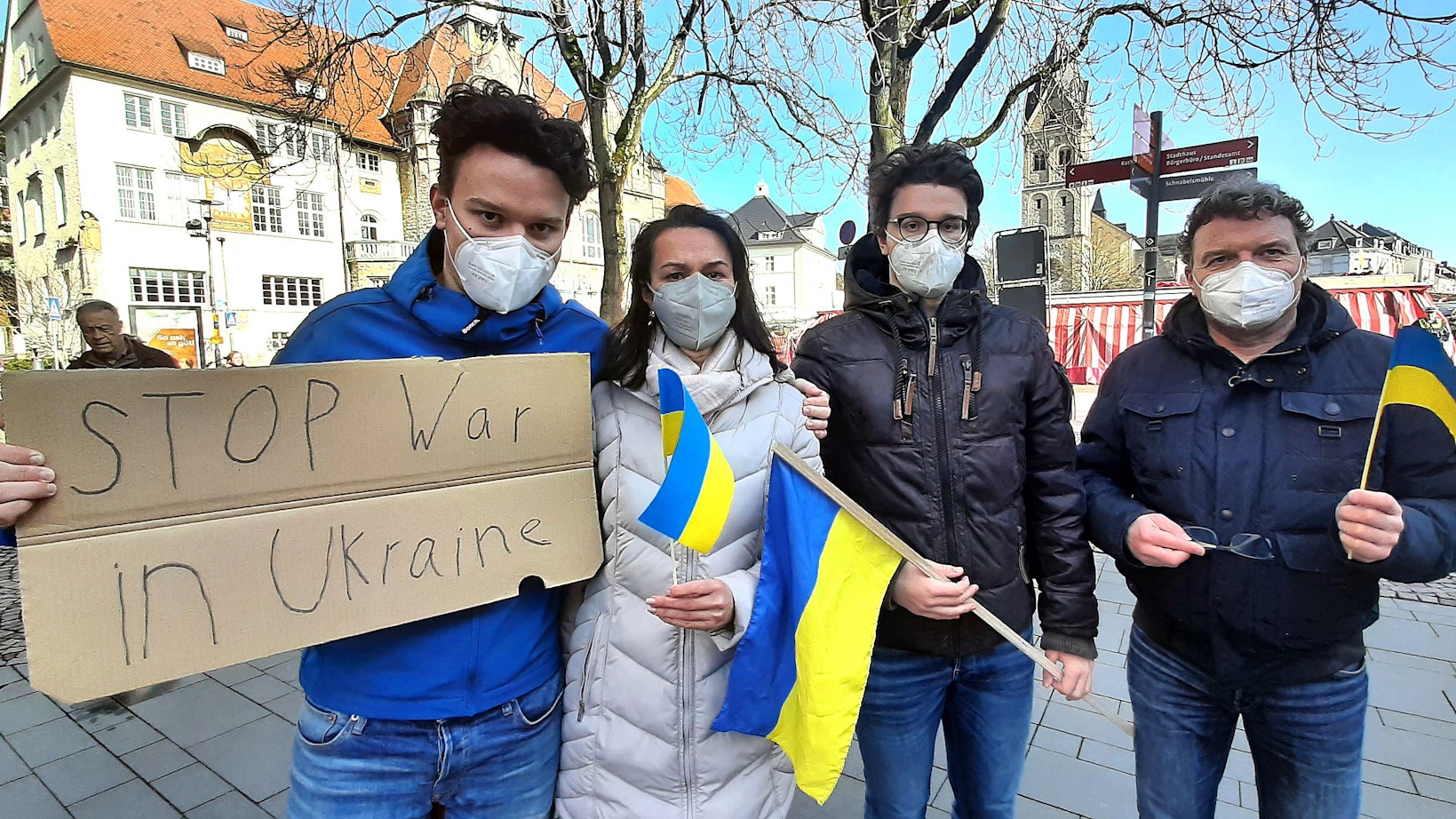 Liubov Wolff steht mit ihrem Mann Martin und den Söhnen Marvin und Jonas bei einer Demonstration in Bergisch Gladbach.