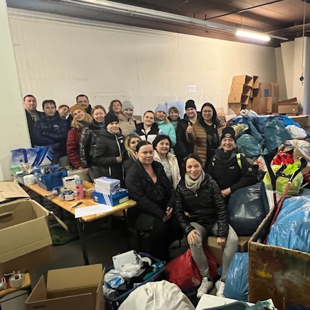 Valentyna Butulay sowie rund 25 Helfer sortieren die Spendengüter für den Weitertransport in die Ukraine.