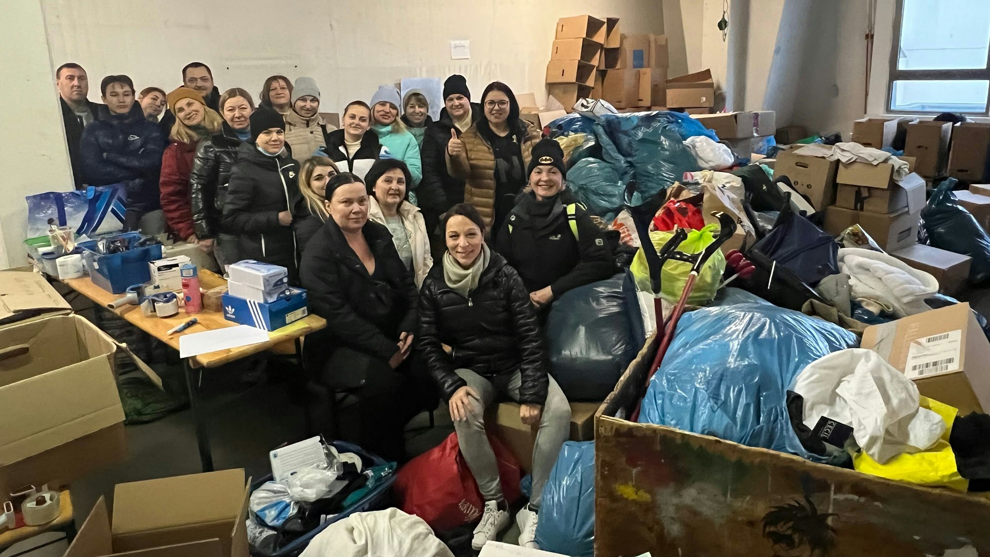 Valentyna Butulay sowie rund 25 Helfer sortieren die Spendengüter für den Weitertransport in die Ukraine.