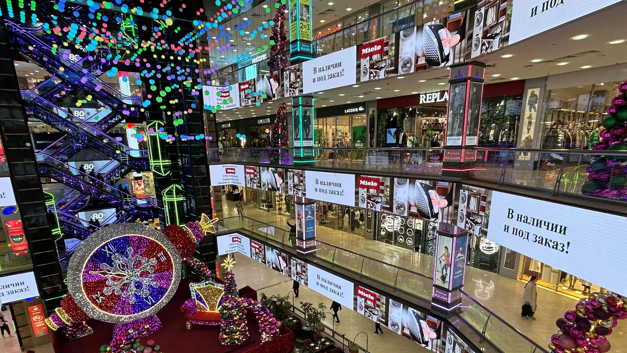 Von Mangel nichts zu spüren: Im Moskauer Einkaufszentrum Jewropejski gibt es zwei Jahre nach Kriegsbeginn kaum noch Leerstände.