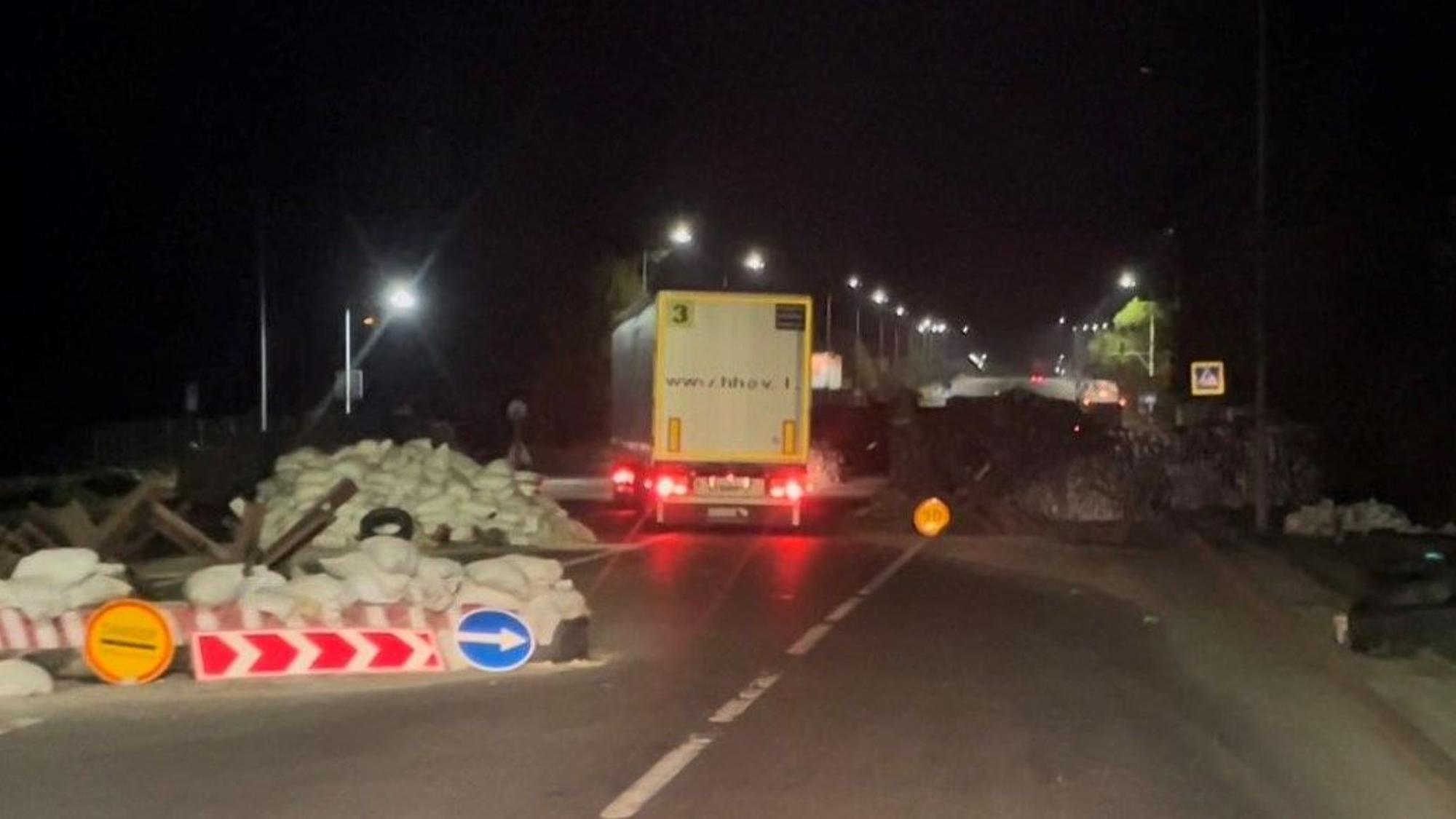 Ein Lastzug der Humanitären Hilfe Overath passiert einen Militär-Checkpoint auf dem Weg ins ukrainische Lviv.