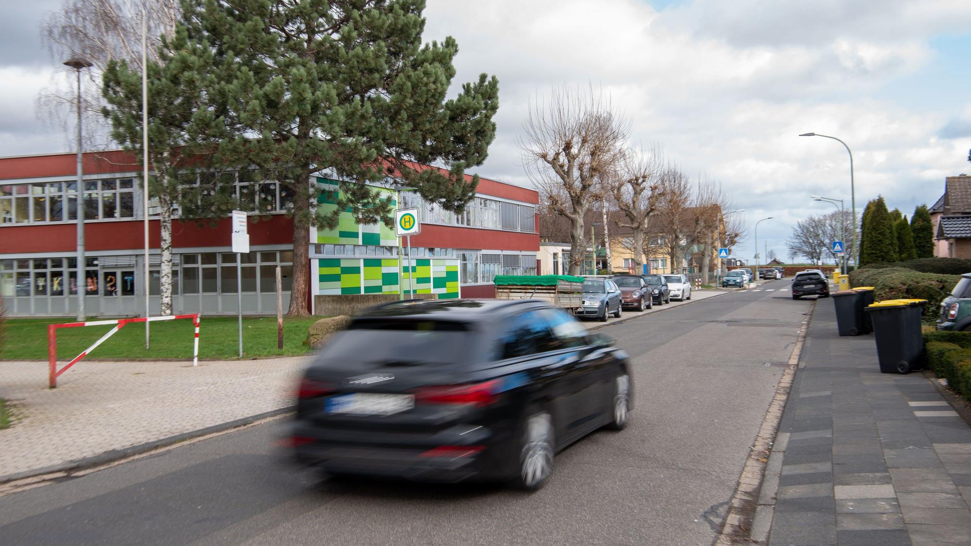 Ein Auto fährt an der Grundschule in Zülpich vorbei.