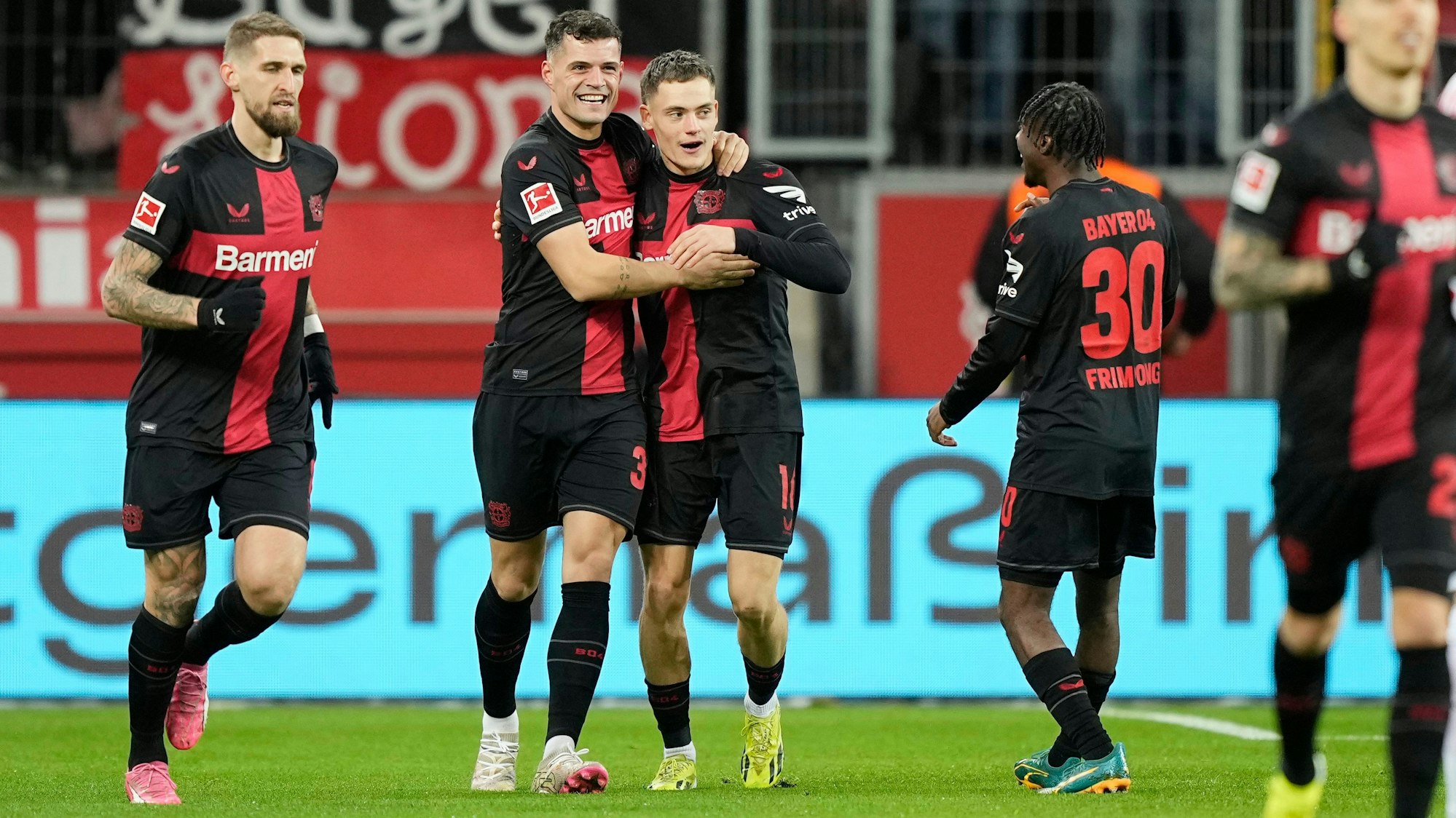 Premiere: Granit Xhaka (2.v.l.) bejubelt seinen ersten Saisontreffer für Bayer 04 Leverkusen.