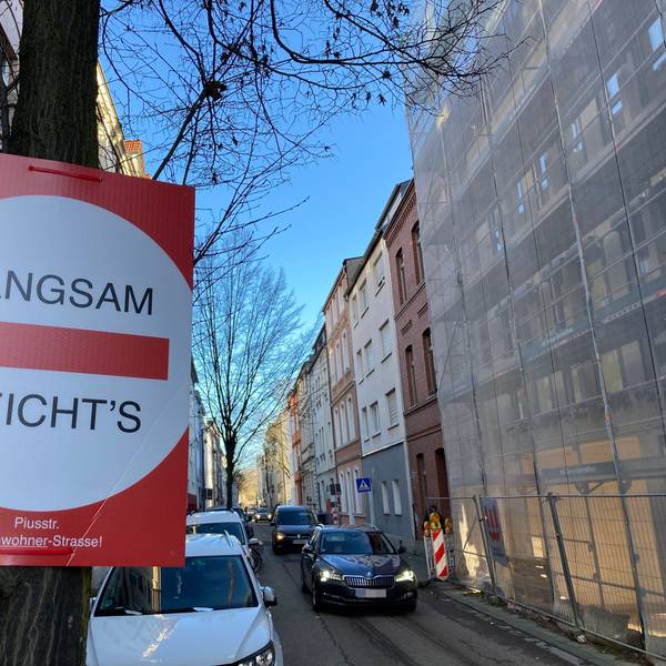 Ein Schild mit dem Text Langsam reicht's hängt an einem Baum.