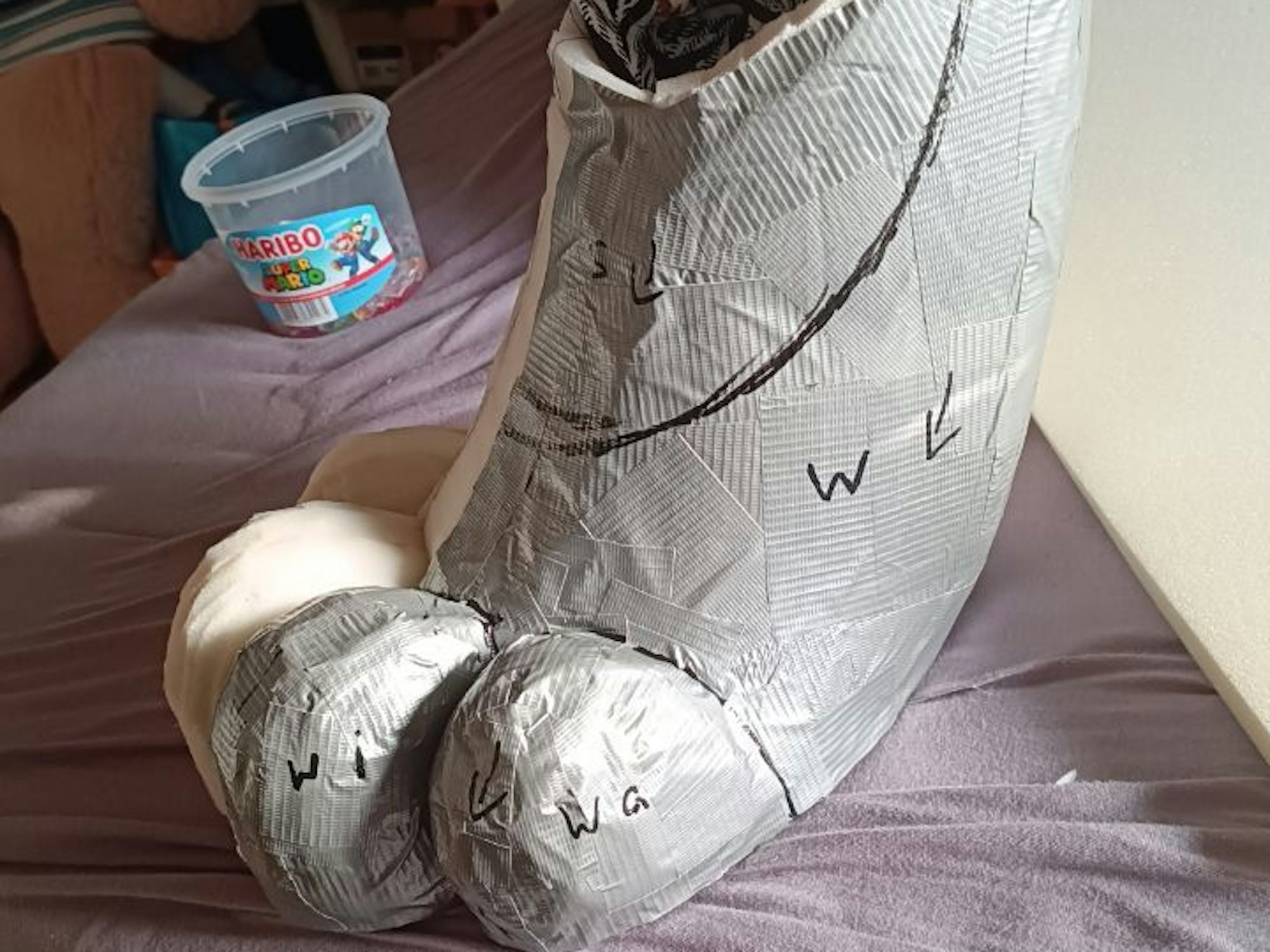 Eine große Pfote wurde aus Stoff modelliert.