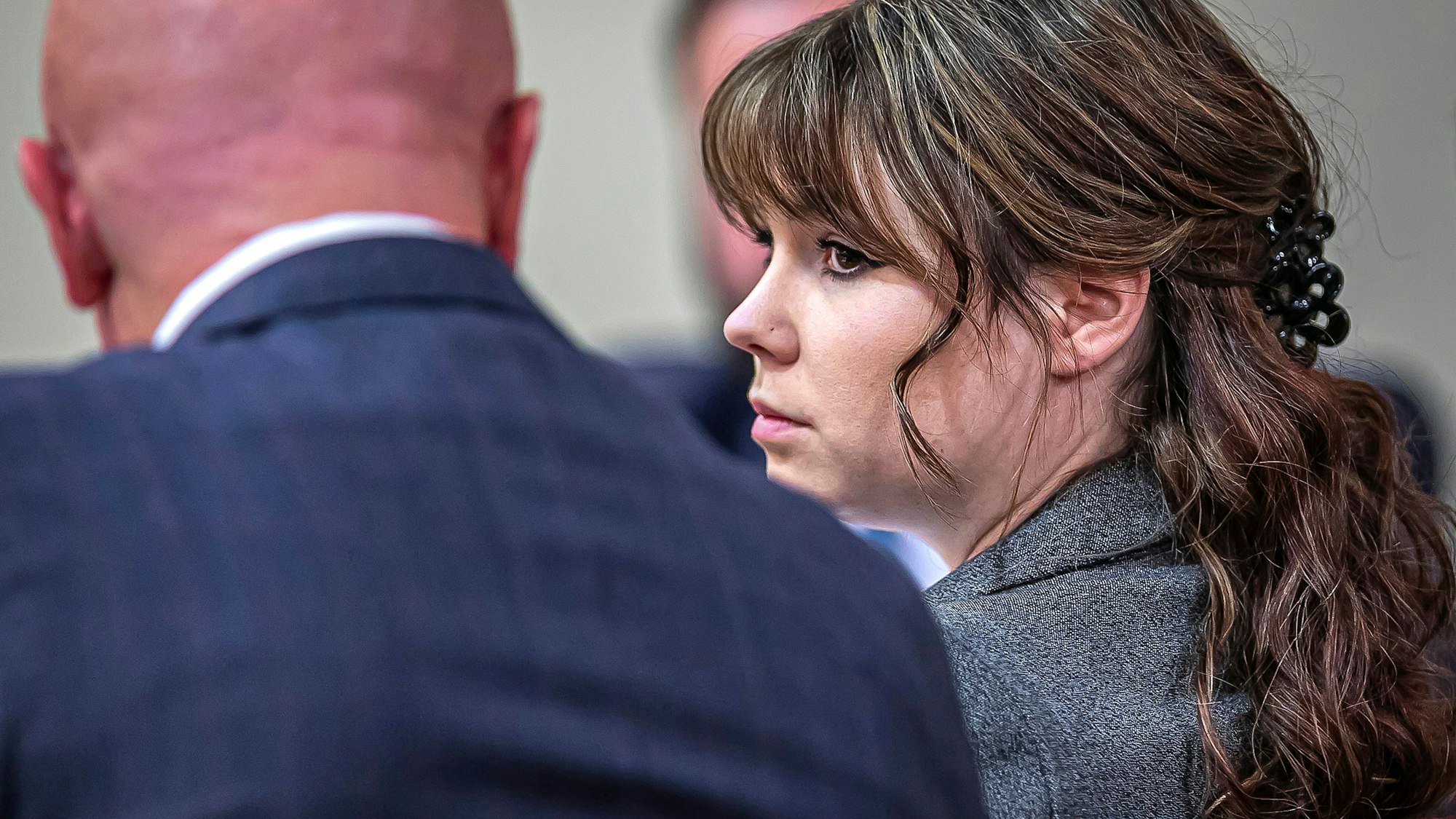 Hannah Gutierrez-Reed, Film-Waffenmeisterin beim Dreh des Westerns "Rust", unterhält sich mit ihrem Anwalt Jason Bowles im Gerichtssaal.