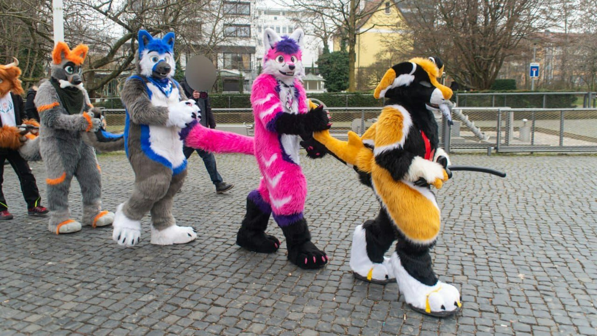 Einige Furries sind in ihren Kostümen bei einem gemeinsamen Furwalk zu sehen.