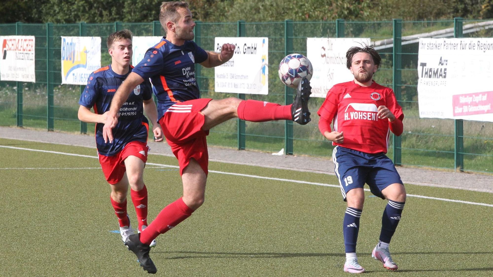 Das Bild zeigt einen Fußballer der SG Dahlem-Schmidtheim, der geschickt einen Ball aus der Luft annimmt.