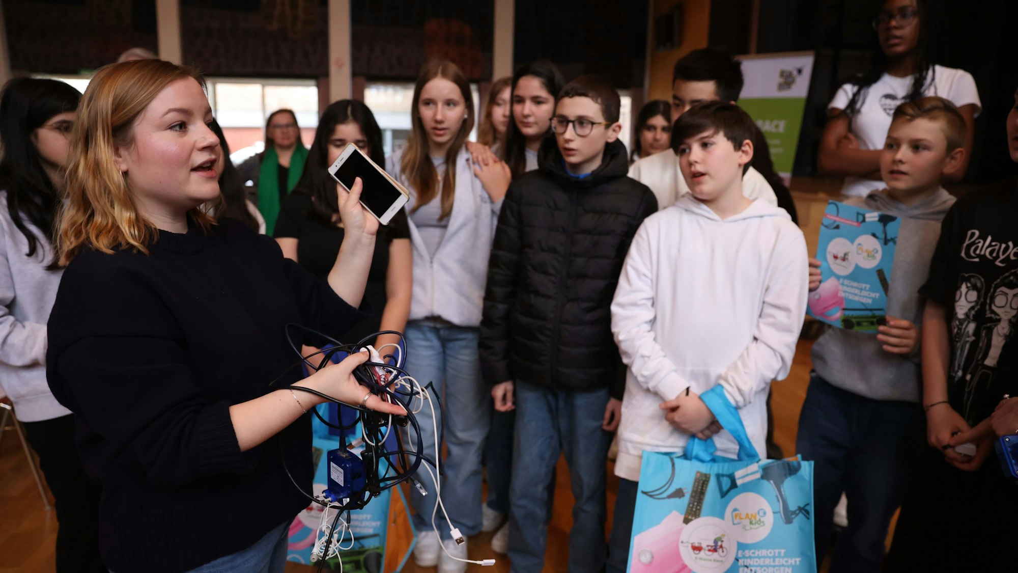 Schüler und Schülerinnen sammeln Elektroschrott um die Wette.
