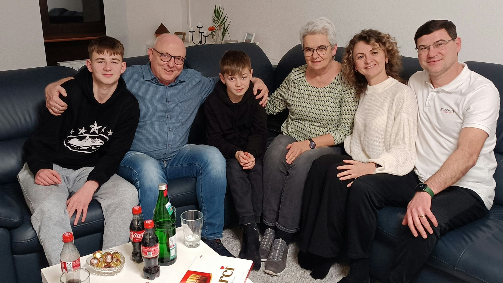 Alle rücken zusammen (von links): Sohn Danil, Klaus König, Sohn Tima, Anette König Viktoria Kotko und Roman Kotko.