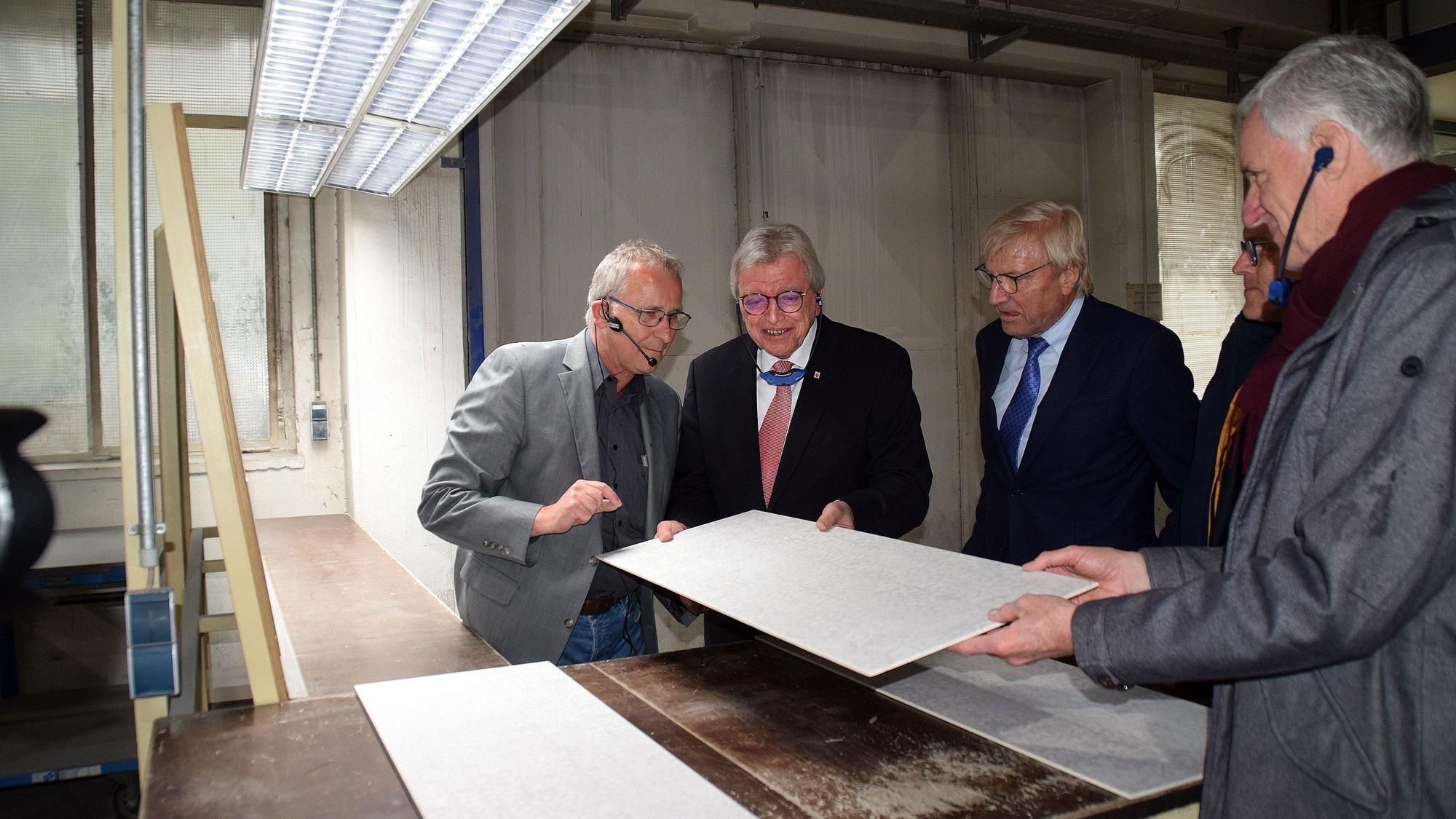 Betriebsführung bei der Deutsche Steinzeug in Witterschlick im April 2022 (von links): Werksleiter Thomas Hammer, Volker Bouffier, Dieter Schäfer, Oliver Krauß und Rolf Schumacher.