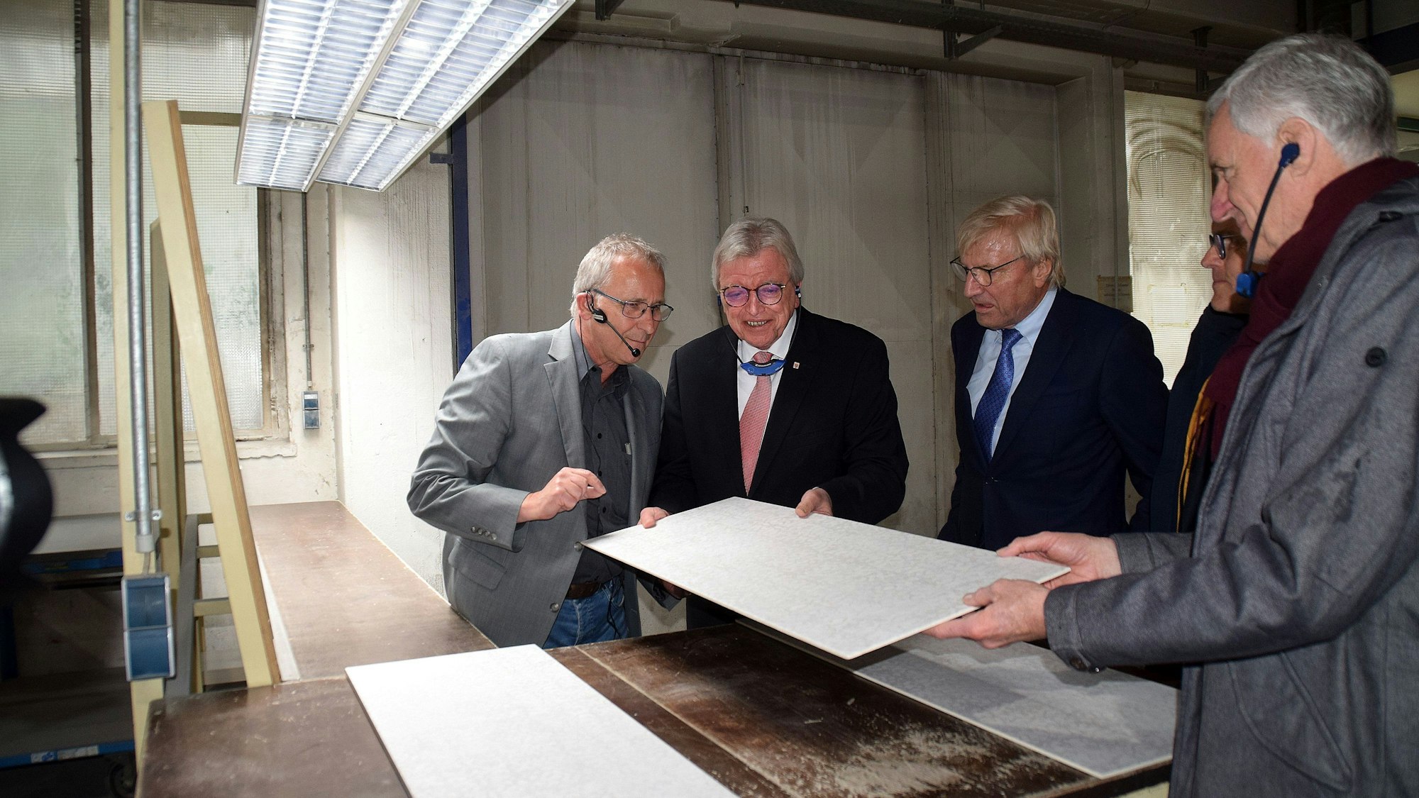 Betriebsführung bei der Deutsche Steinzeug in Witterschlick im April 2022 (von links): Werksleiter Thomas Hammer, Volker Bouffier, Dieter Schäfer, Oliver Krauß und Rolf Schumacher.