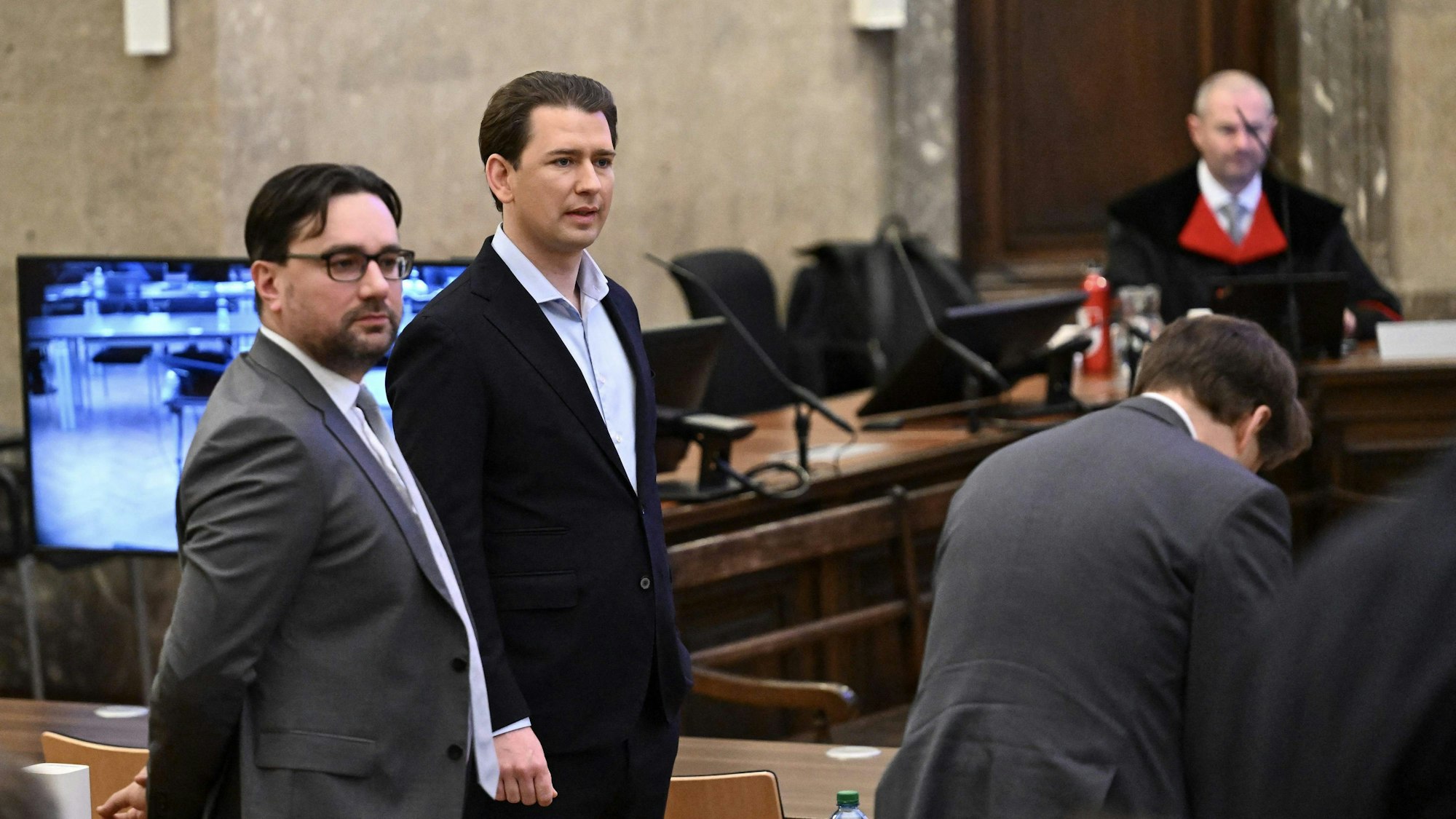Sebastian Kurz steht im Gerichtssaal.