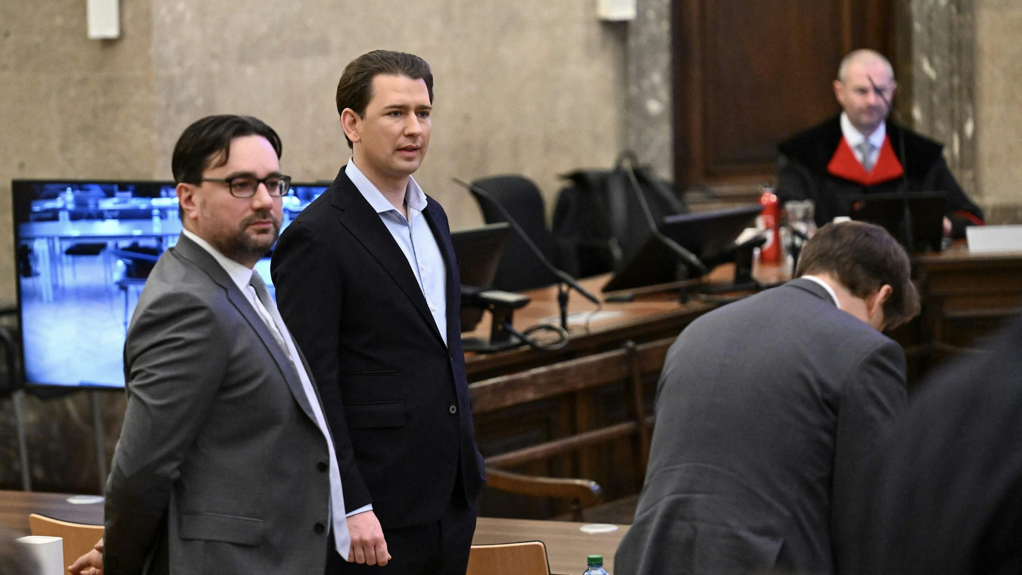 Sebastian Kurz steht im Gerichtssaal.