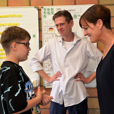 15.08.2023 Die Schauspieler Salina Sarhage und Henrik Fockel leiten an der Roseggerschule in Waldbröl einen Kurs, der Schülerinnen und Schüler zu Respect Coaches machen soll. Organisiert wird dieser Krus vom Internationalen Bund.