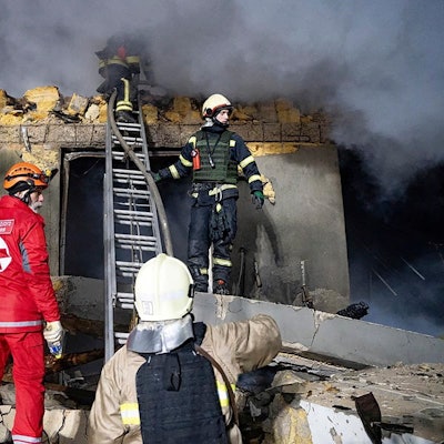 : Auf diesem vom ukrainischen Katastrophenschutz zur Verfügung gestellten Foto arbeiten Feuerwehrleute an einem brennenden Gebäude nach einem russischen Angriff.