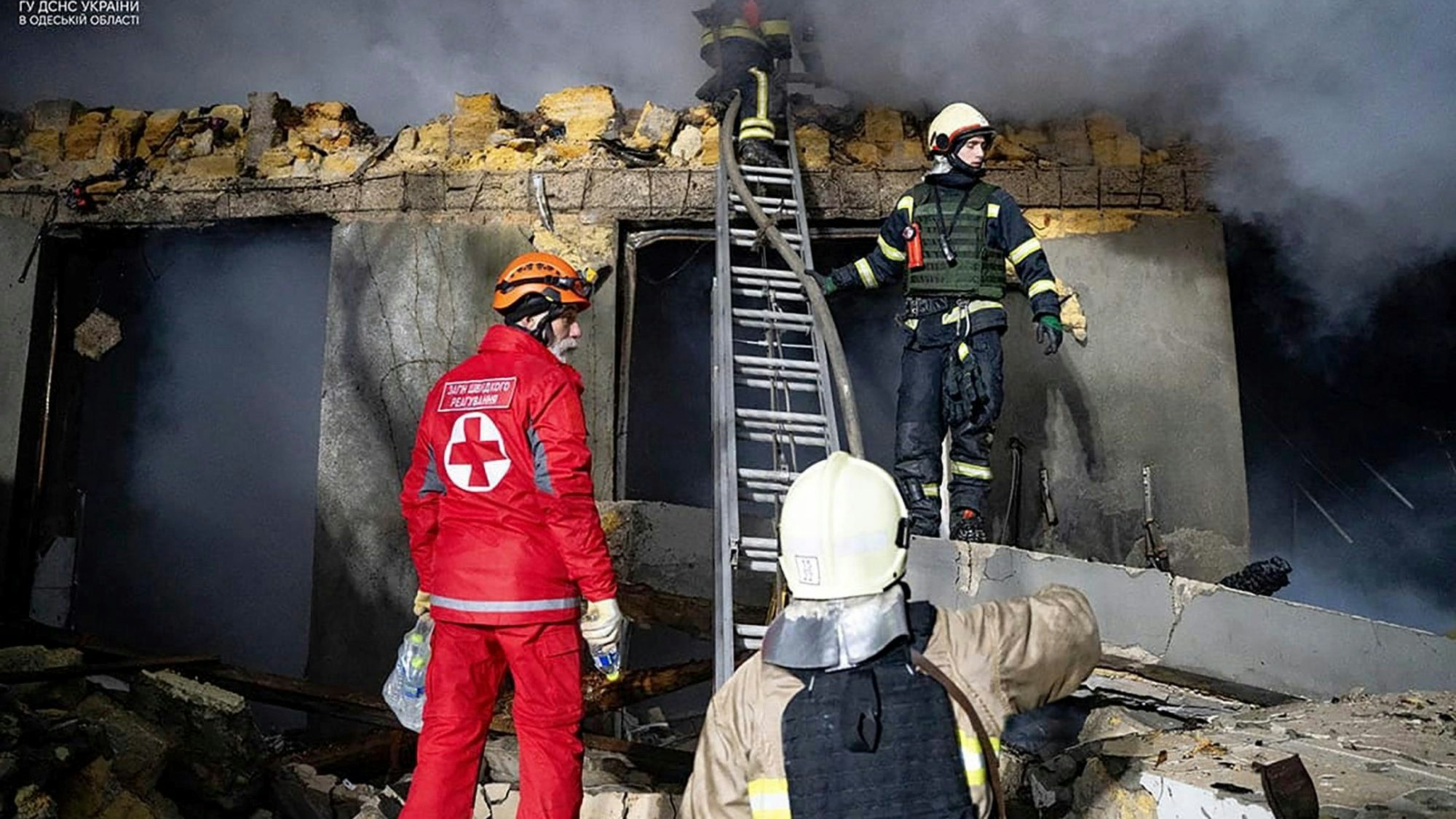: Auf diesem vom ukrainischen Katastrophenschutz zur Verfügung gestellten Foto arbeiten Feuerwehrleute an einem brennenden Gebäude nach einem russischen Angriff.