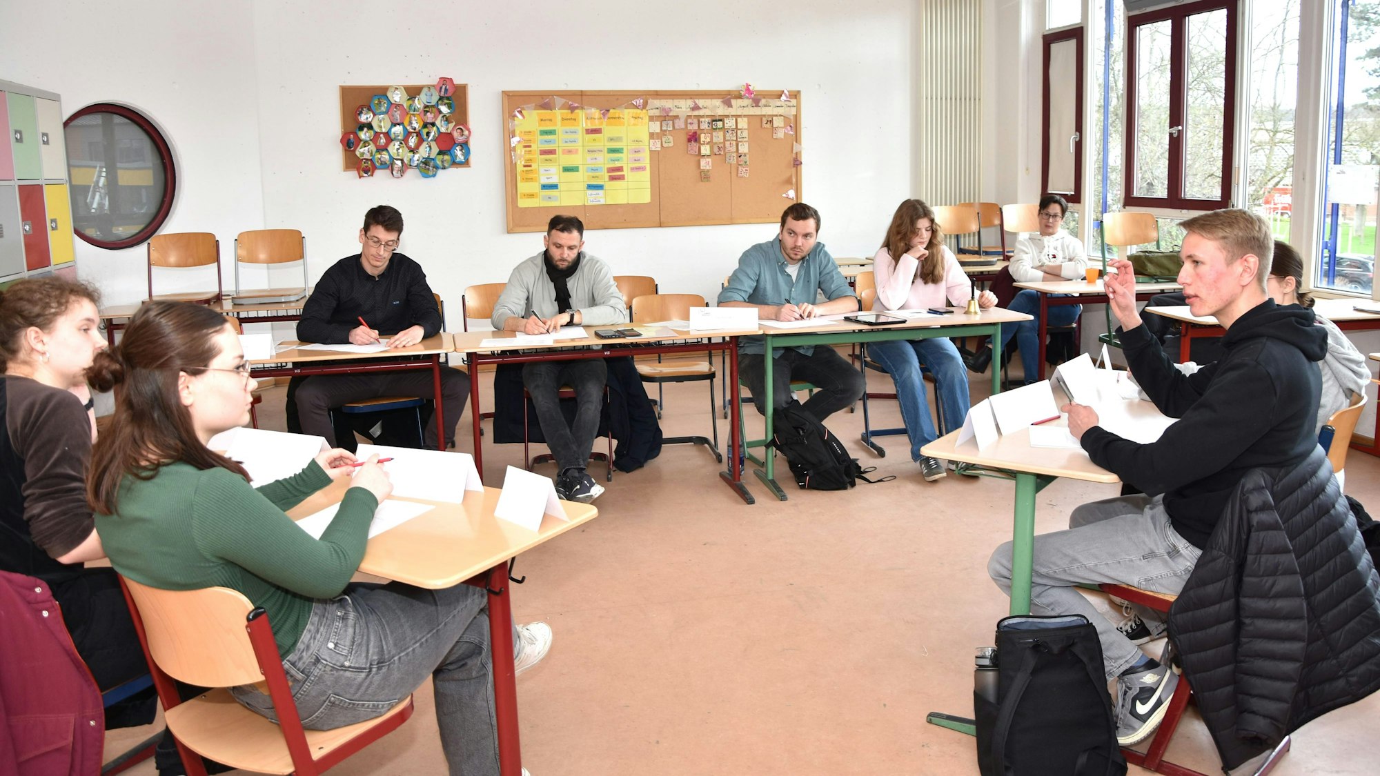 Unter der aufmerksamen Beobachtung einer Jury diskutierten Finja, Emma, Jonathan und Julia im Regionalwettbewerb „Jugend debattiert“ in einem Klassenraum.