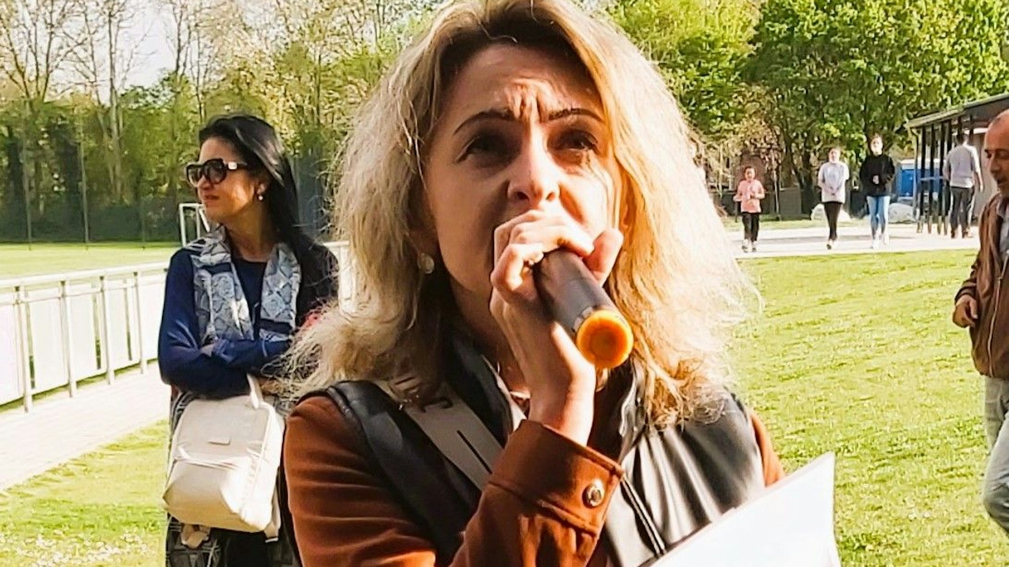 Viktoria Kotko singt ein ukrainisches Lied auf dem Willkommensfest des SV Horrem.