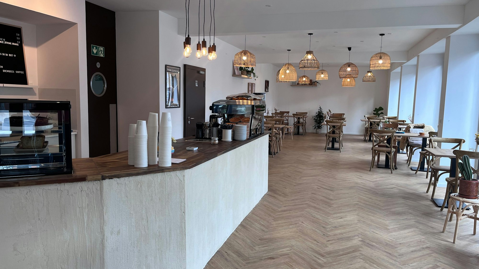 Blick in den Gastraum eines Cafés