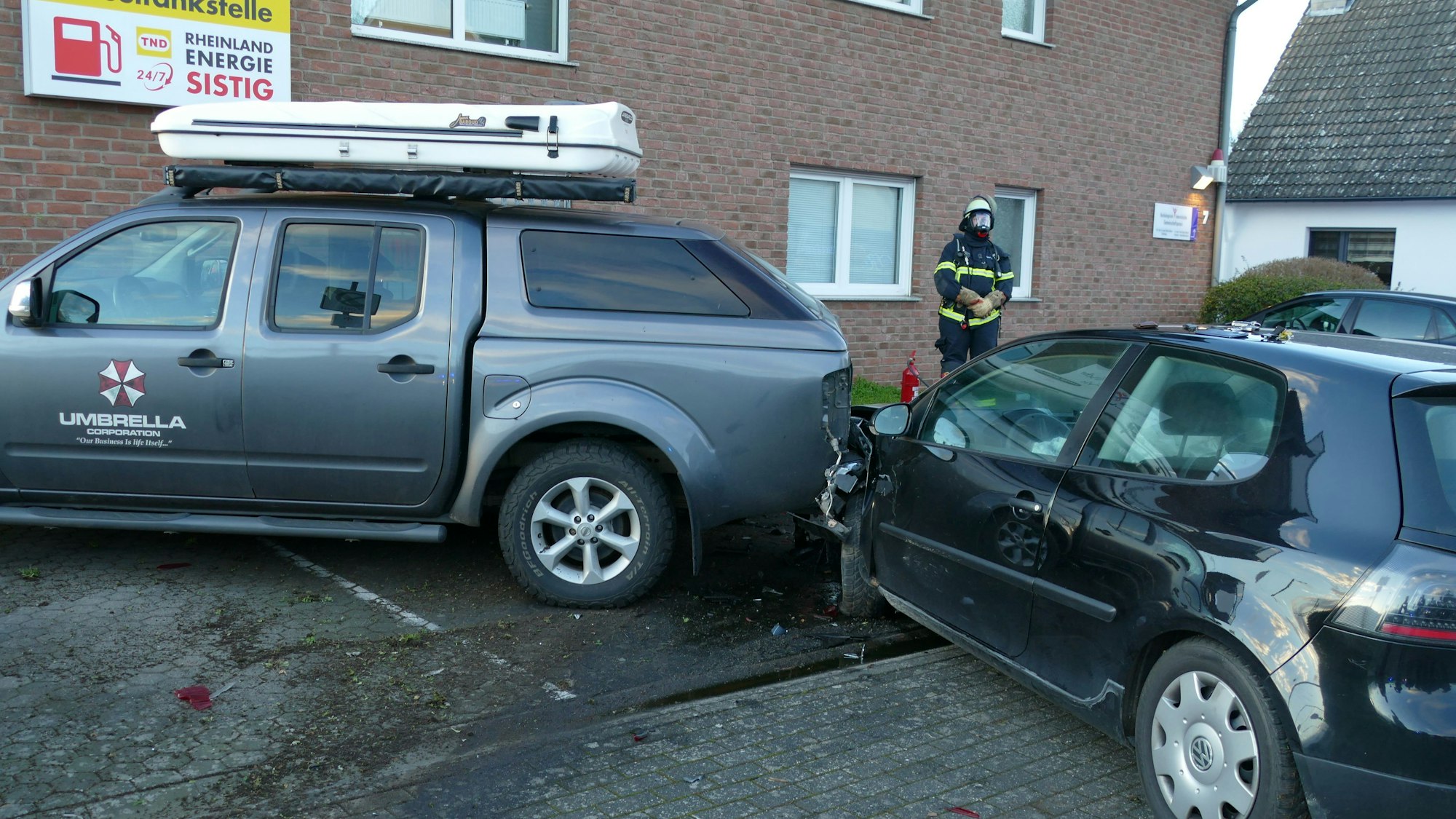 Ein Unfall zwischen drei Autos auf einem Grundstück.
