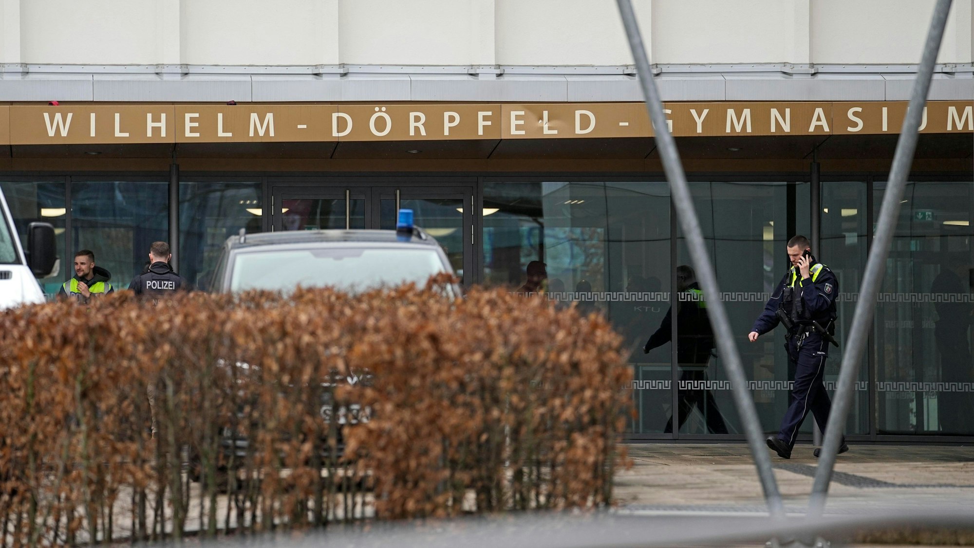 Wuppertal: Polizeibeamte stehen vor dem Wilhelm-Dörpfeld-Gymnasium. In Wuppertal sind an einem Gymnasium mehrere Schüler verletzt worden.