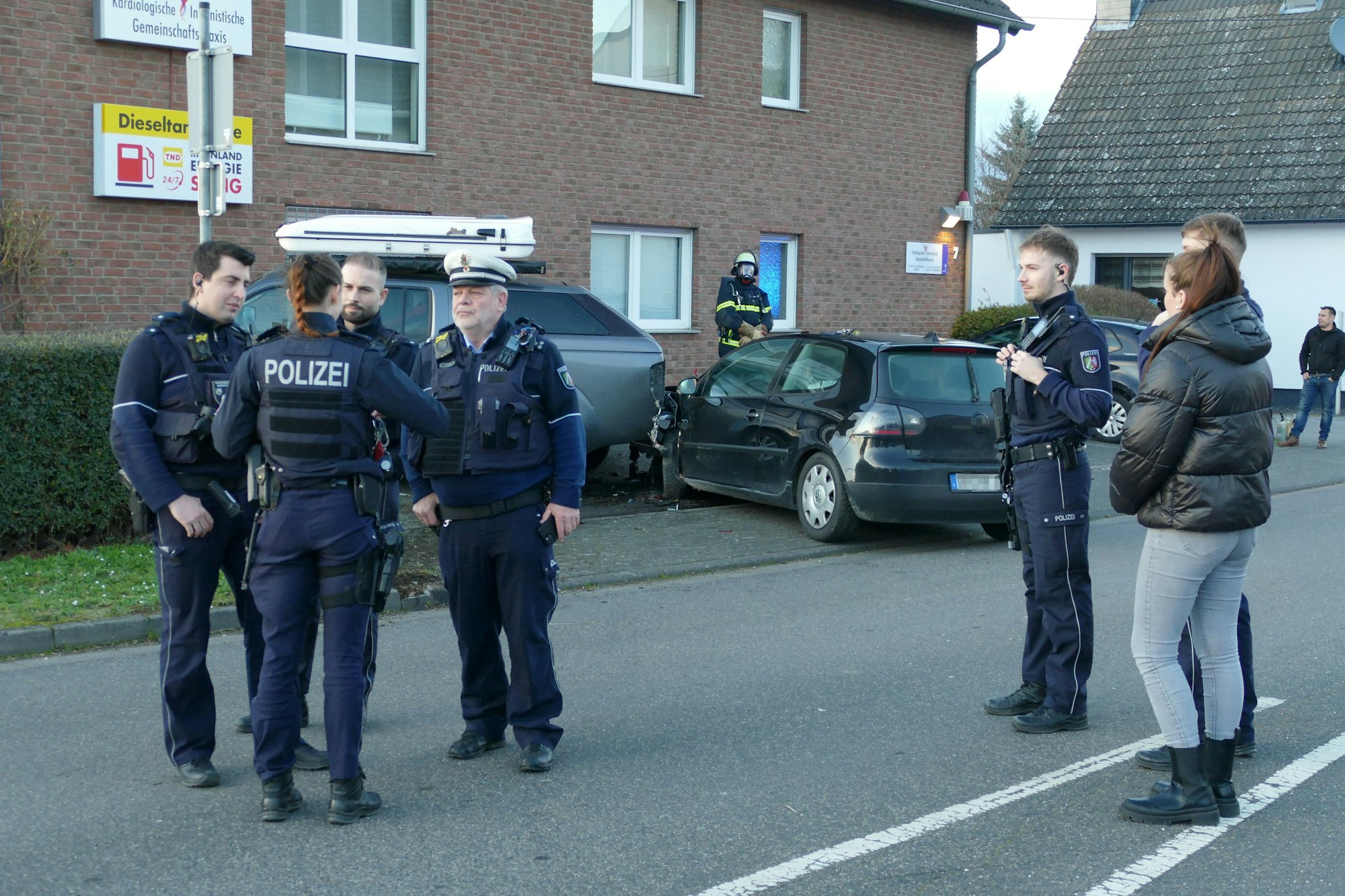 Zahlreiche Polizistinnen und Polizisten kamen zum Unfallort.