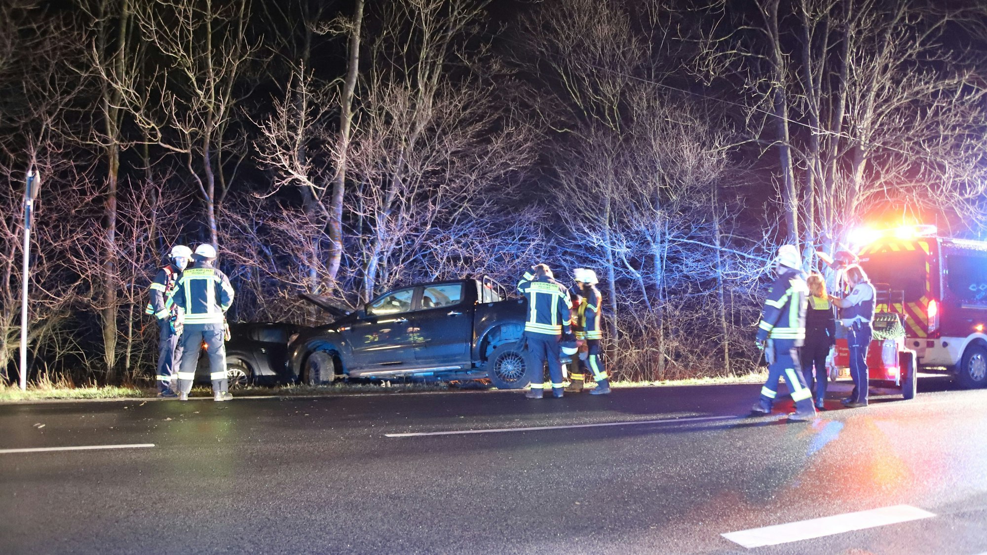 Der Geländewagen schob das Elektroauto in der Böschung gegen Bäume.