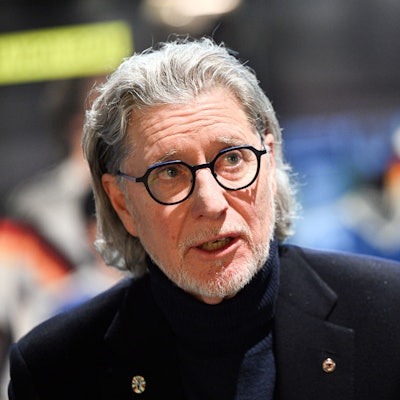 Der frühere Fußball-Nationaltorwart Toni Schumacher steht in einem Ausstellungsraum des Deutschen Fußballmuseums.