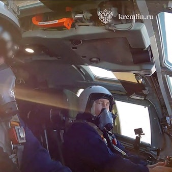 Kremlchef Wladimir Putin am Steuer eines Tu-160M-Bombers, der Atomwaffen abwerfen kann. Der Kreml veröffentlichte die Aufnahmen am Donnerstag.