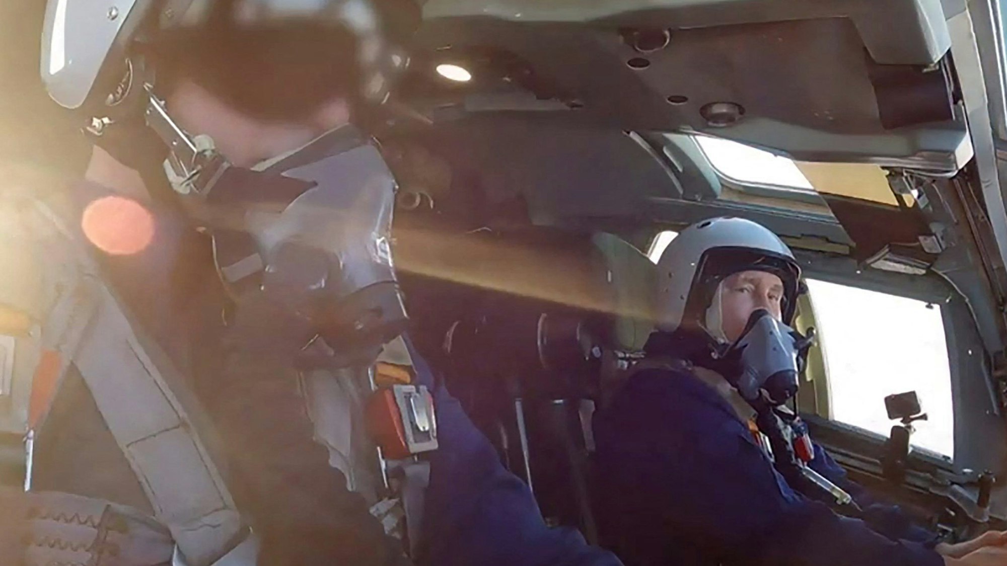 Kremlchef Wladimir Putin am Steuer eines Tu-160M-Bombers, der Atomwaffen abwerfen kann. Der Kreml veröffentlichte die Aufnahmen am Donnerstag.